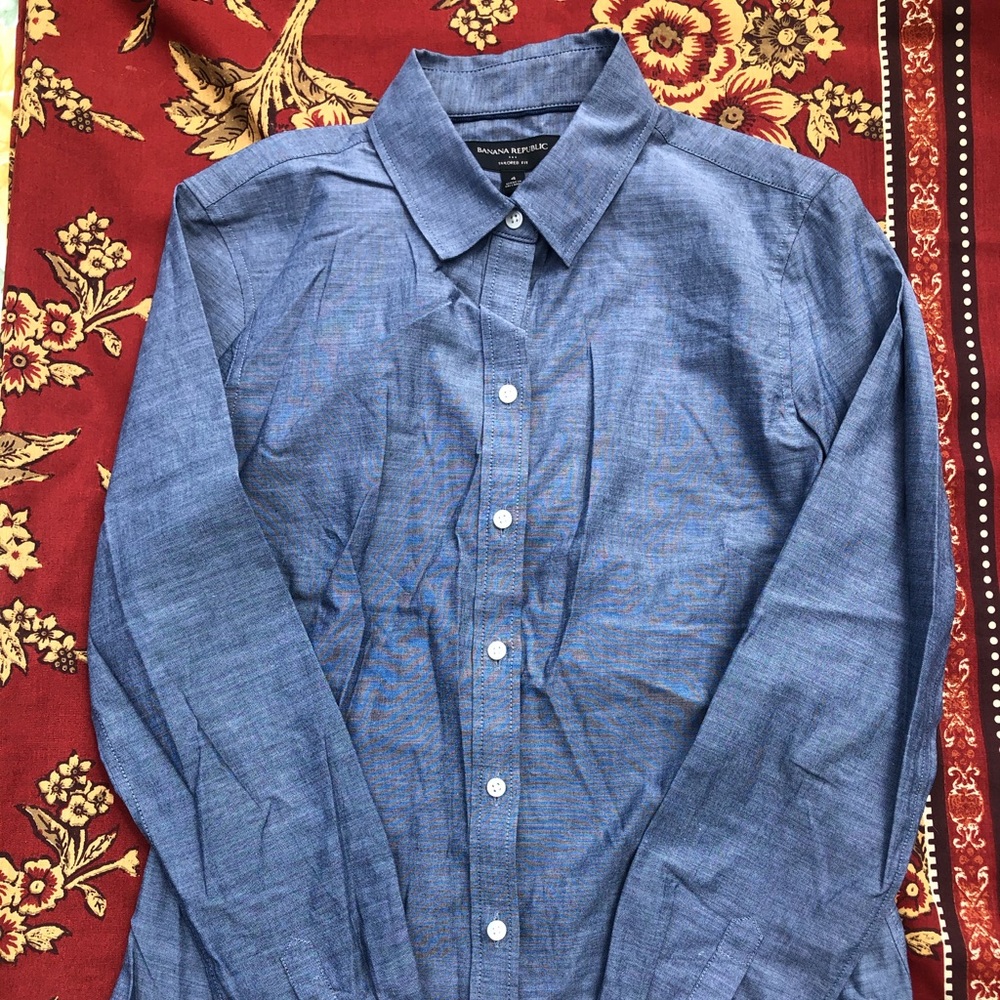 Banana Republic tailored fit button down top.